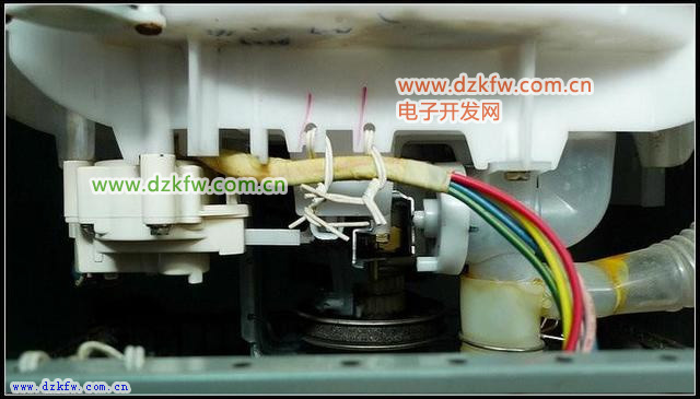 波輪洗衣機底部的牽引器和排水閥